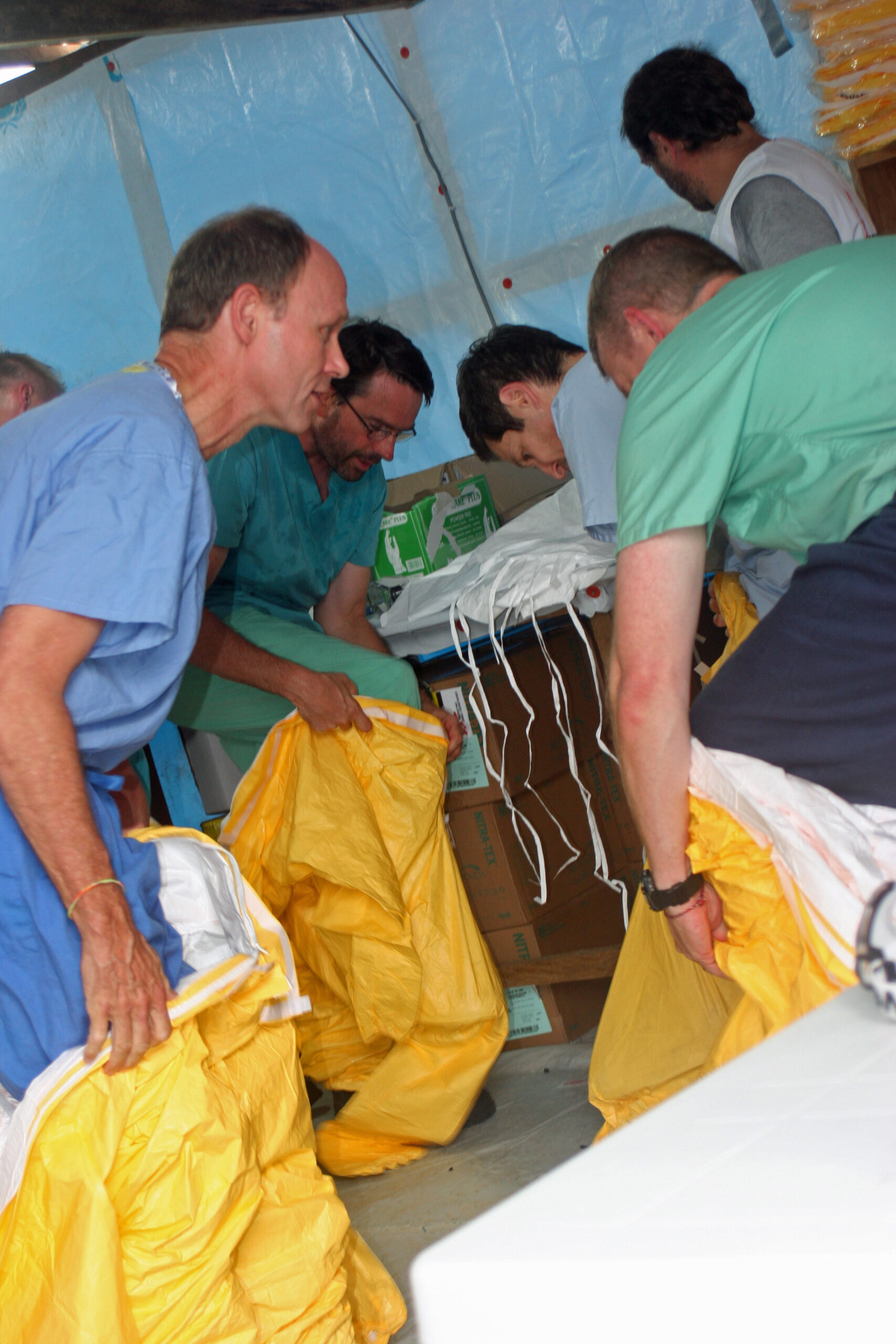 Soignant en EPI complet à l'entrée d'un centre de traitement Ebola